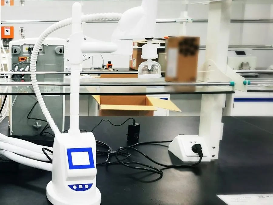 Laboratory bench with a water dispenser